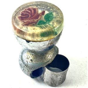 Steering wheel knob with rose.